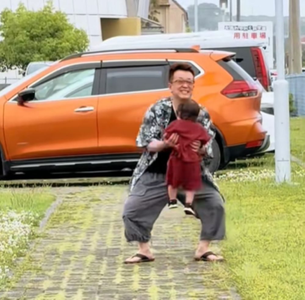 抱き上げるおじいちゃん（＠arm1087691さんより提供）