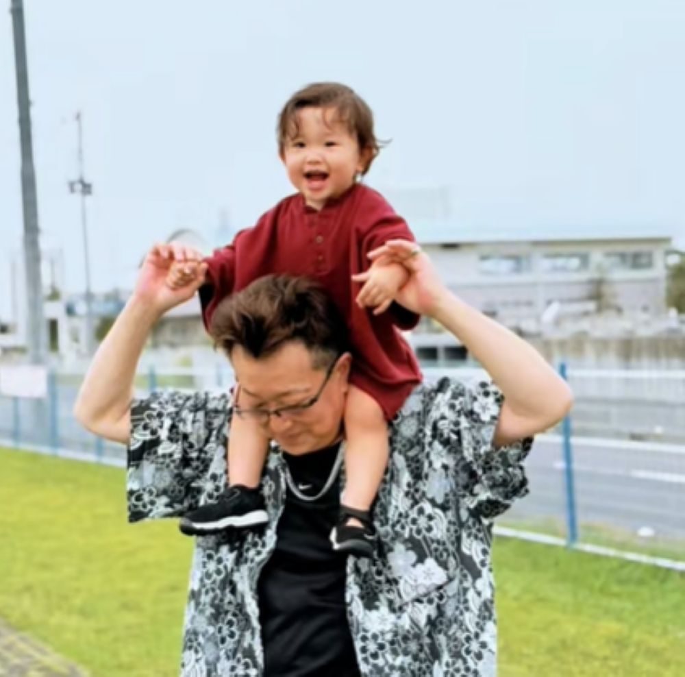 おじいちゃんの肩車（＠arm1087691さんより提供）