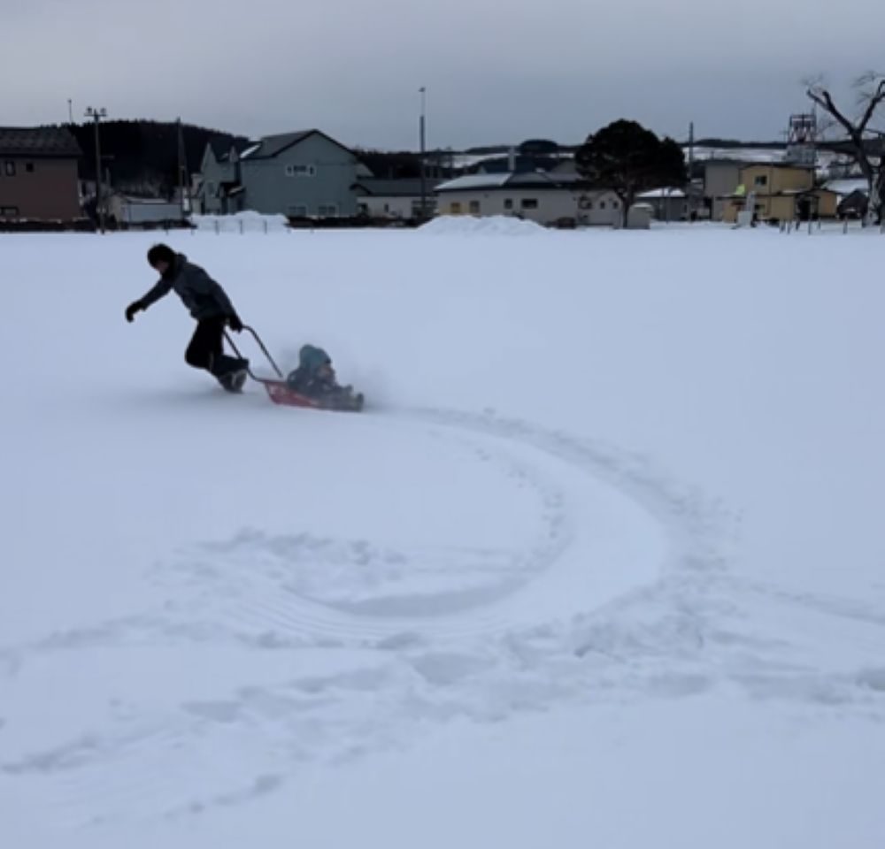 おじいちゃんとの雪遊び②（＠ao_sora_sさんより提供）