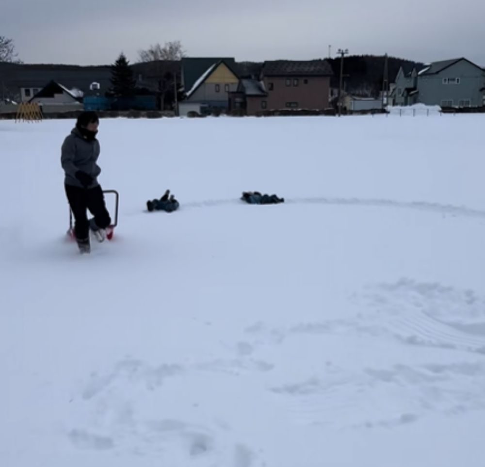 おじいちゃんとの雪遊び③（＠ao_sora_sさんより提供）