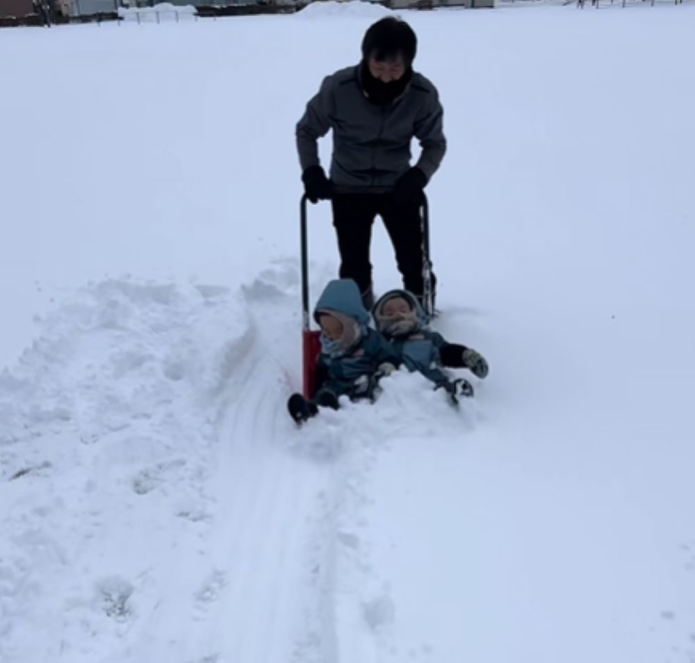 【実際の写真】じいじと遊ぶ2人の様子
