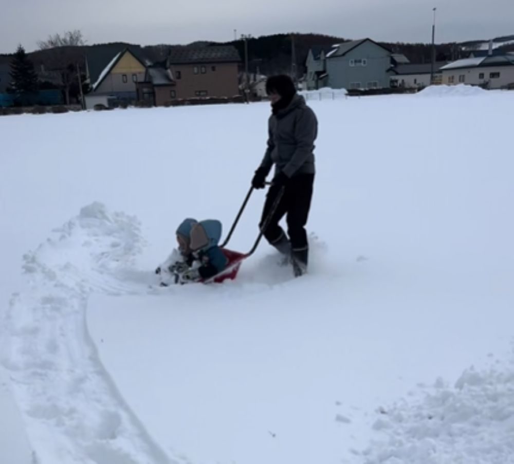 おじいちゃんとの雪遊び⑤（＠ao_sora_sさんより提供）