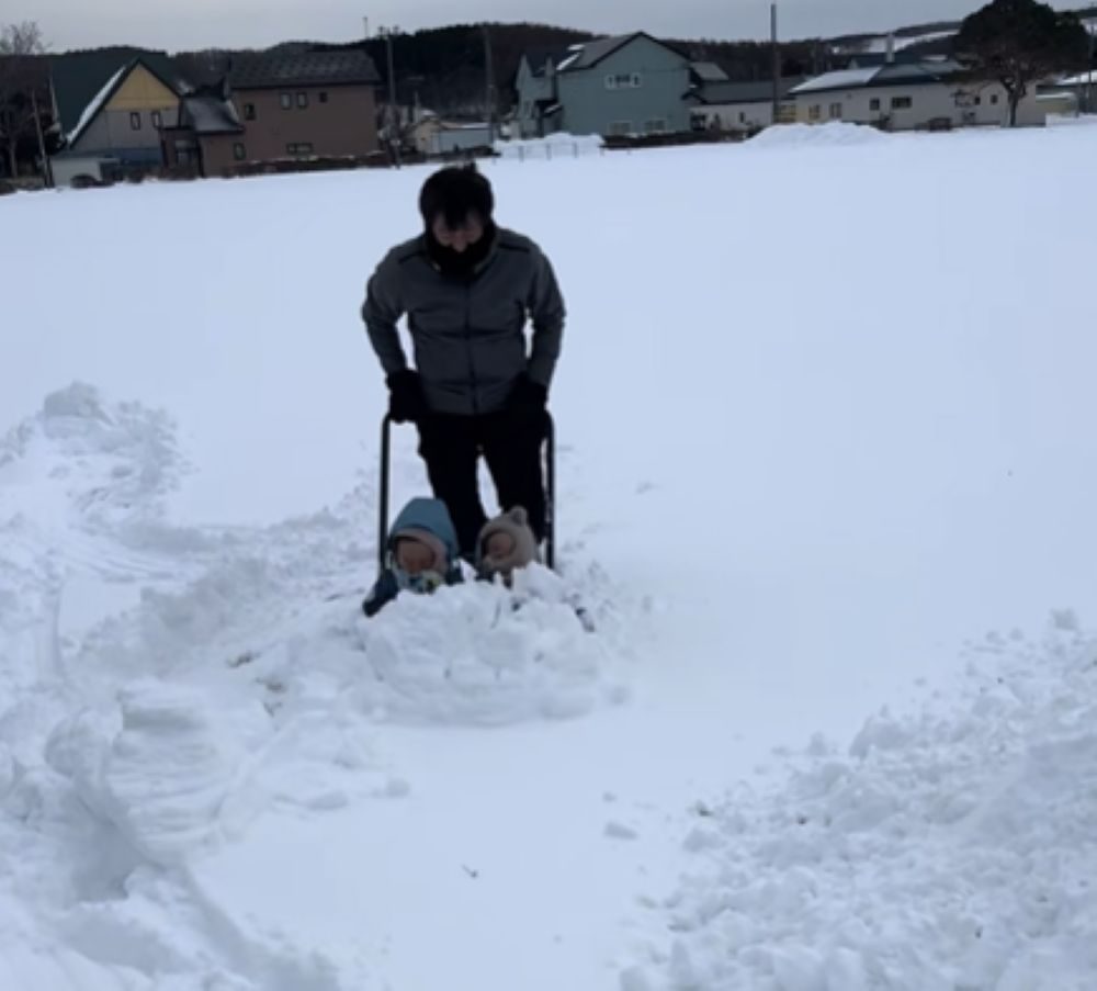おじいちゃんとの雪遊び⑥（＠ao_sora_sさんより提供）