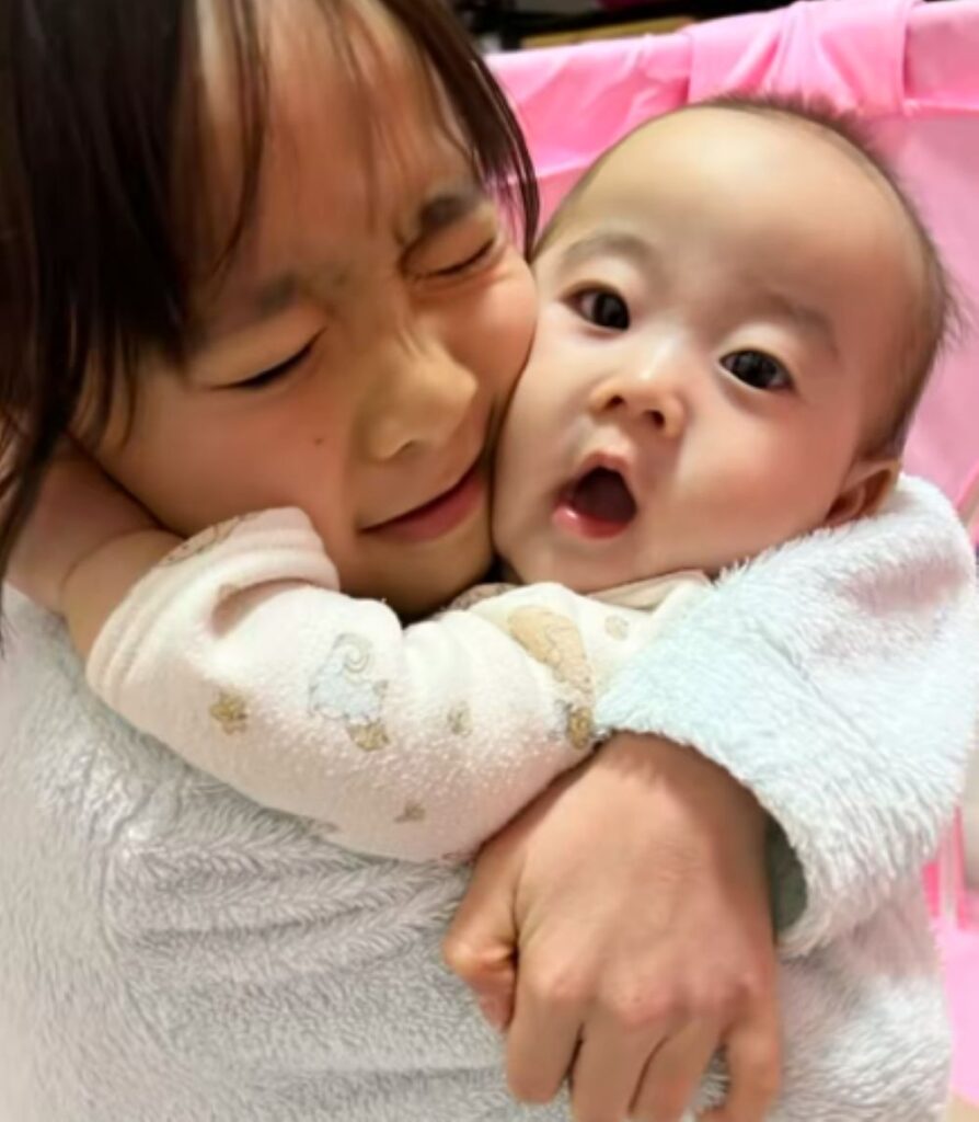 抱きしめるお姉ちゃん（＠_jurixmitsu_さんより提供）