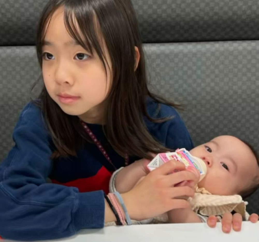 お世話をするお姉ちゃん（＠_jurixmitsu_さんより提供）