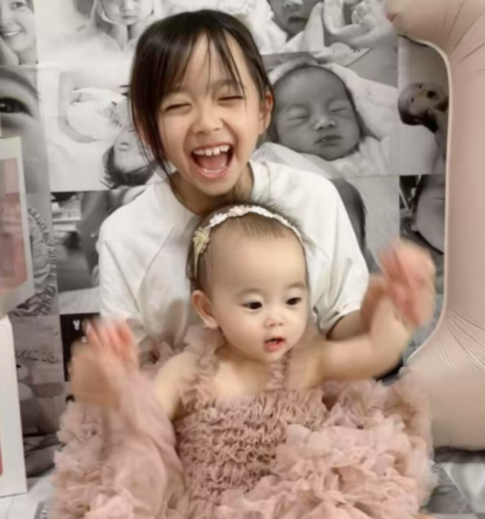 ドレスを着た妹さんと（＠_jurixmitsu_さんより提供）