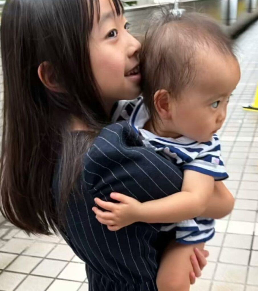 お姉ちゃんの抱っこ（＠_jurixmitsu_さんより提供）