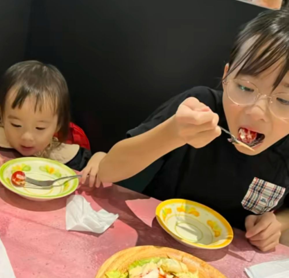 一緒に食事（＠_jurixmitsu_さんより提供）