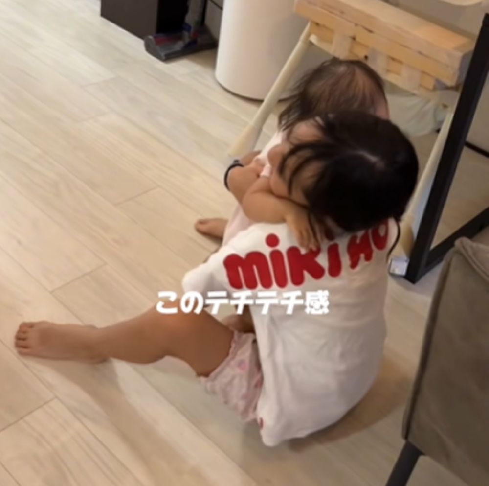 抱きつく妹さん（＠_jurixmitsu_さんより提供）