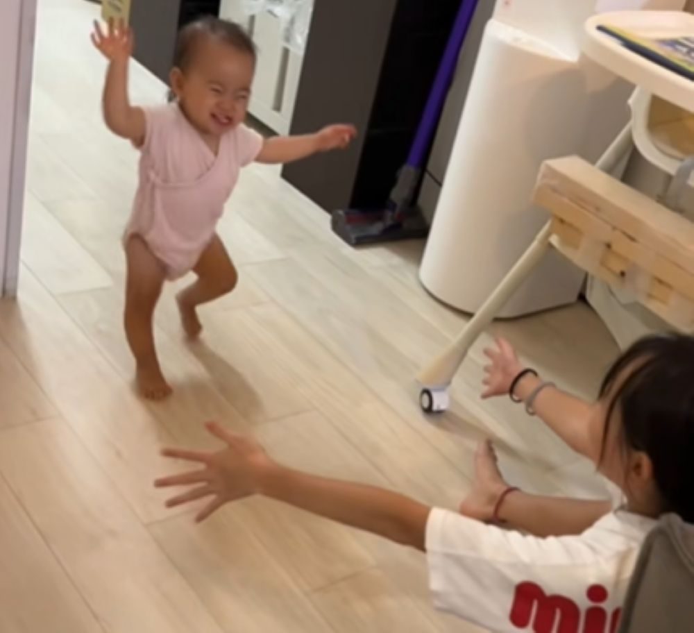 ヨチヨチ歩き（＠_jurixmitsu_さんより提供）