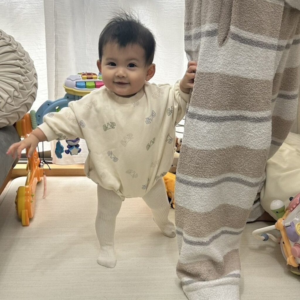 つかまり立ちが上手にできたよ（@aomama.32さんより提供）