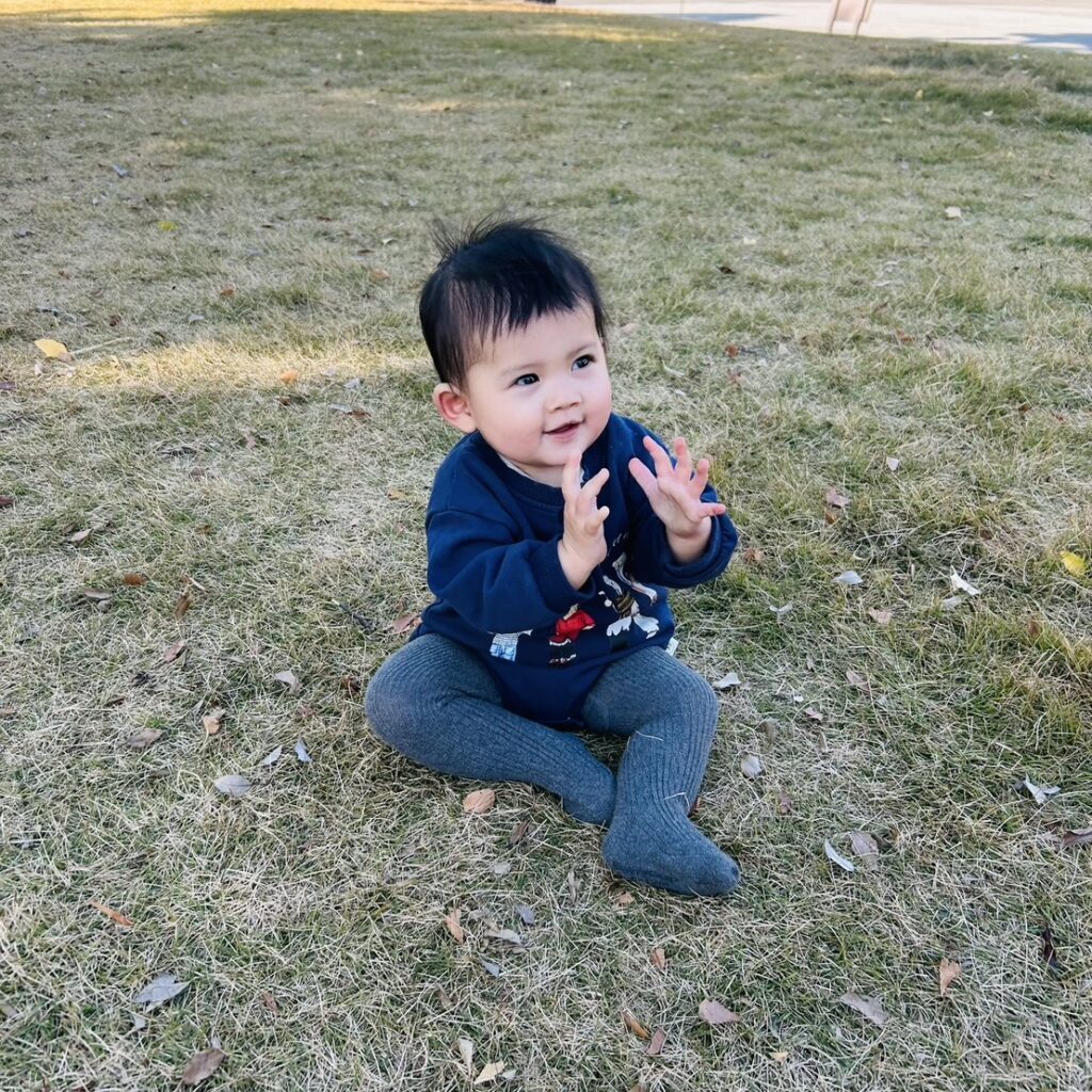 芝生の上で外遊び（@aomama.32さんより提供）