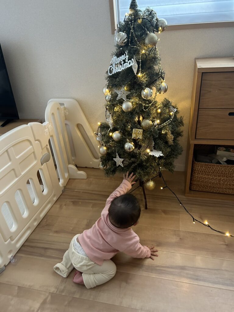 クリスマスツリーに興味津々（@aomama.32さんより提供）