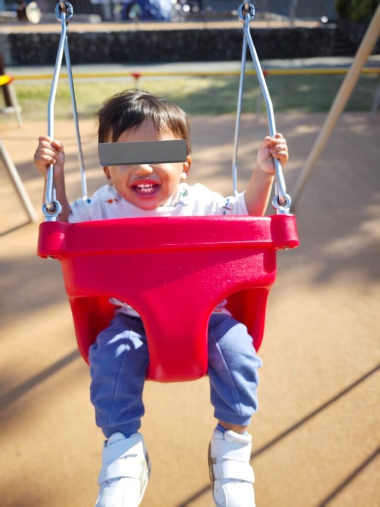 ブランコ楽しそう♪（@datsukyokanさんより提供）