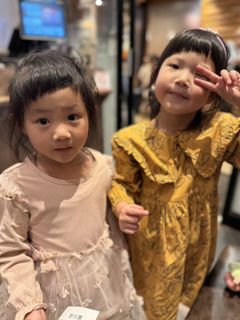 姉妹でプリンセスごっこ（＠a__m.princessesさんより提供）