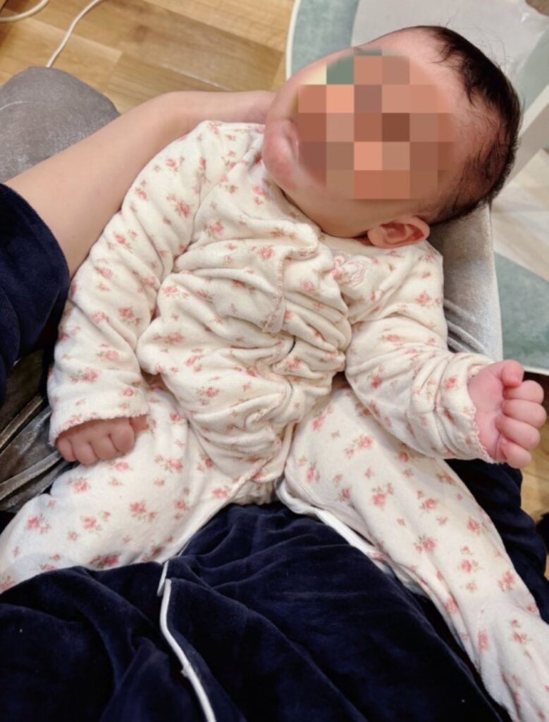 ママさんの腕にすっぽり（＠_mei_1016_さんより提供）