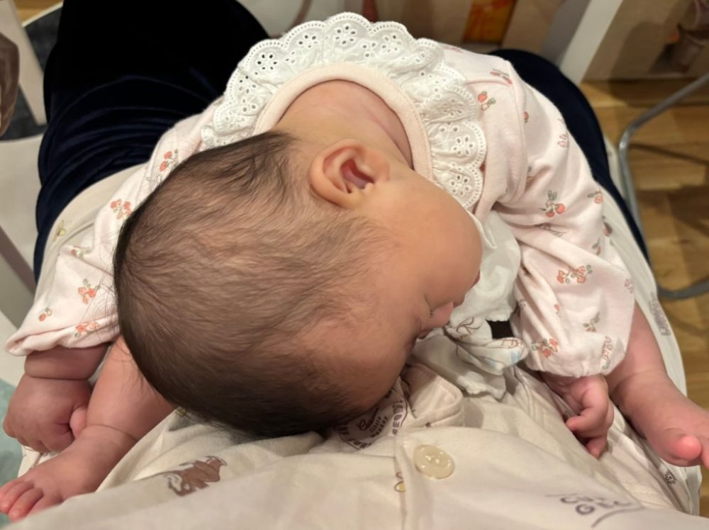 抱っこされて眠る娘さん（＠_mei_1016_さんより提供）