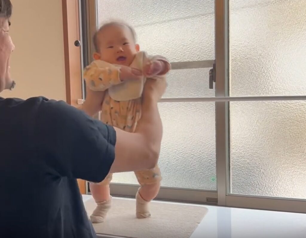 ジャンプ遊びする娘さん（＠rairaimama24さんより提供）