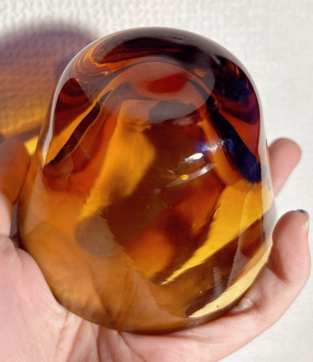 プリンみたいな茶色のグラス。作家が本気を出した結果…3日かかった超大作に「惚れ惚れします」「綺麗な琥珀色」