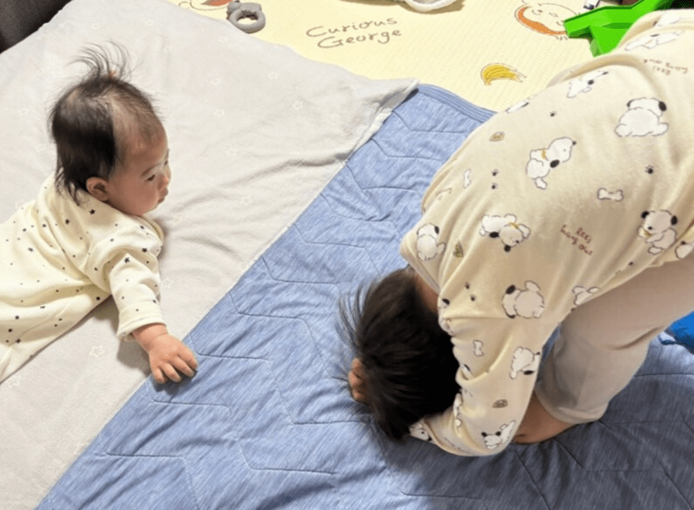 妹さんに謝っている息子さん（＠api919さんより提供）