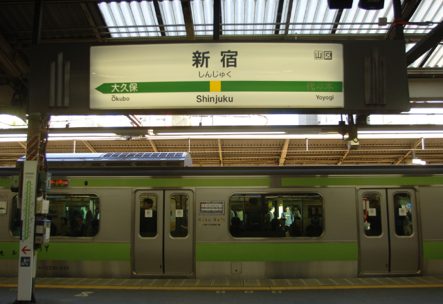 皆が列に並ぶ様子