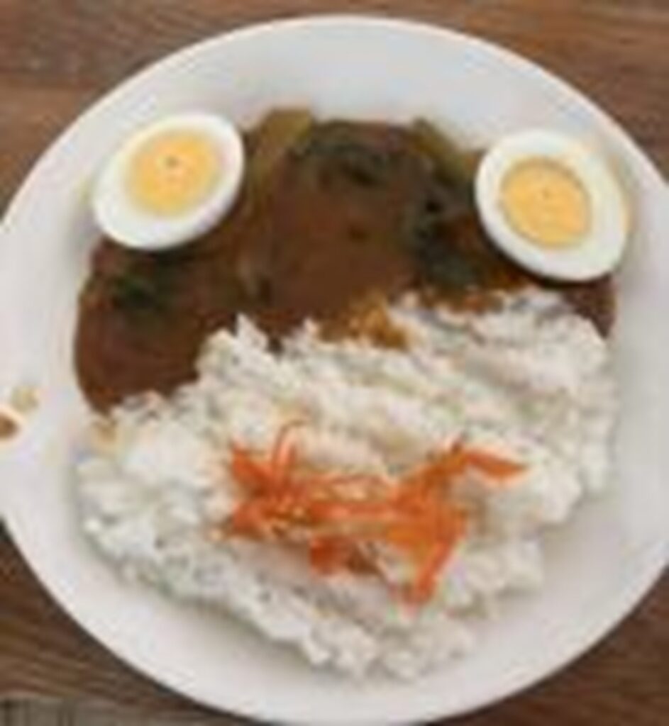 カレーライスの盛り付けも独創的（@eiri25.25さんより提供）