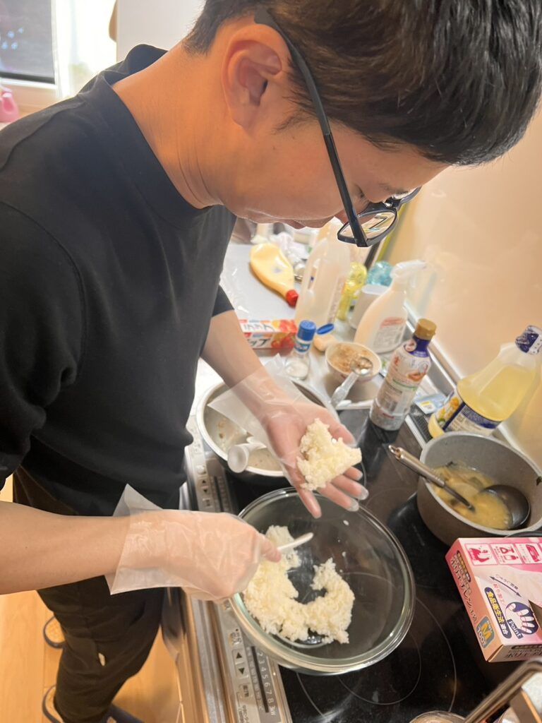 おにぎりを握るパパさん（＠arii.iiiiiii17さんより提供）