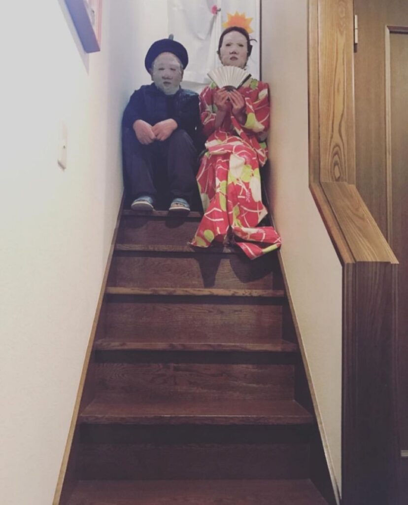 自ら雛人形に（＠princesshonpoさんより提供）