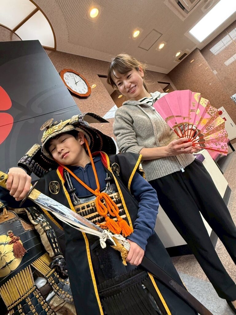 歴史好きの息子さんが甲冑と刀を着用してうっとり（＠couture_ai.beautyさんより提供）