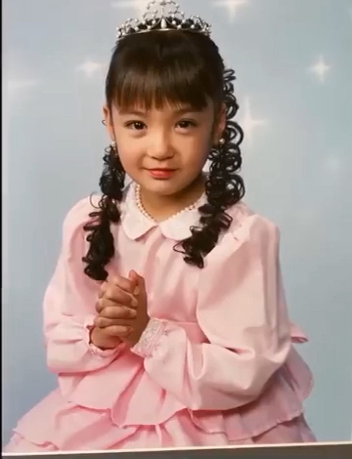 ばあばが孫のために作った手作りドレス。20年後、4歳のひ孫が着る姿に…「親子ともにガチのプリンセス」「アイドルみたい！」