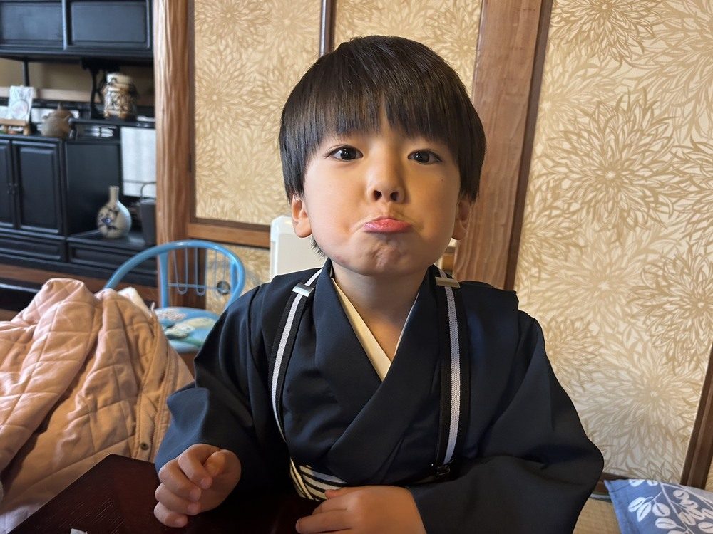 かっこいい服装で変顔（@takaaki_sanoさんご提供）