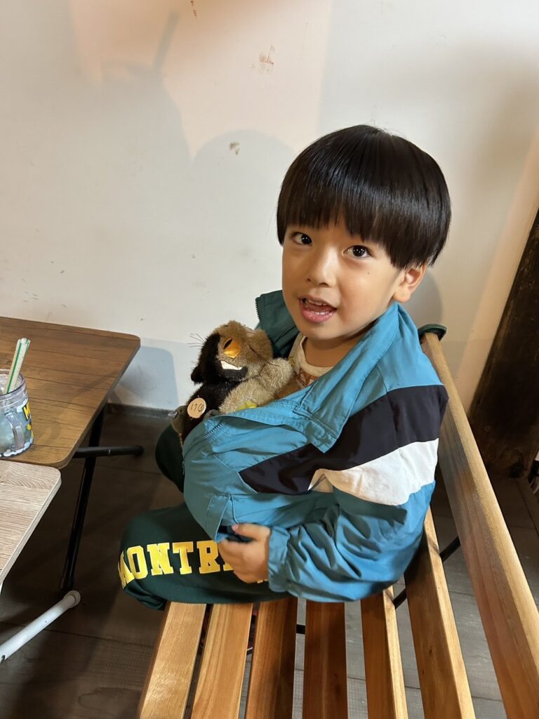 ぬいぐるみを抱っこして楽しそう（@takaaki_sanoさんご提供）