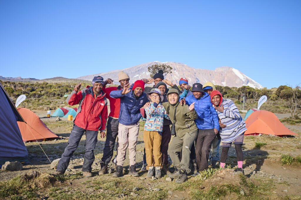 総勢11名の登山隊（＠inomatacampphotoさんより提供）
