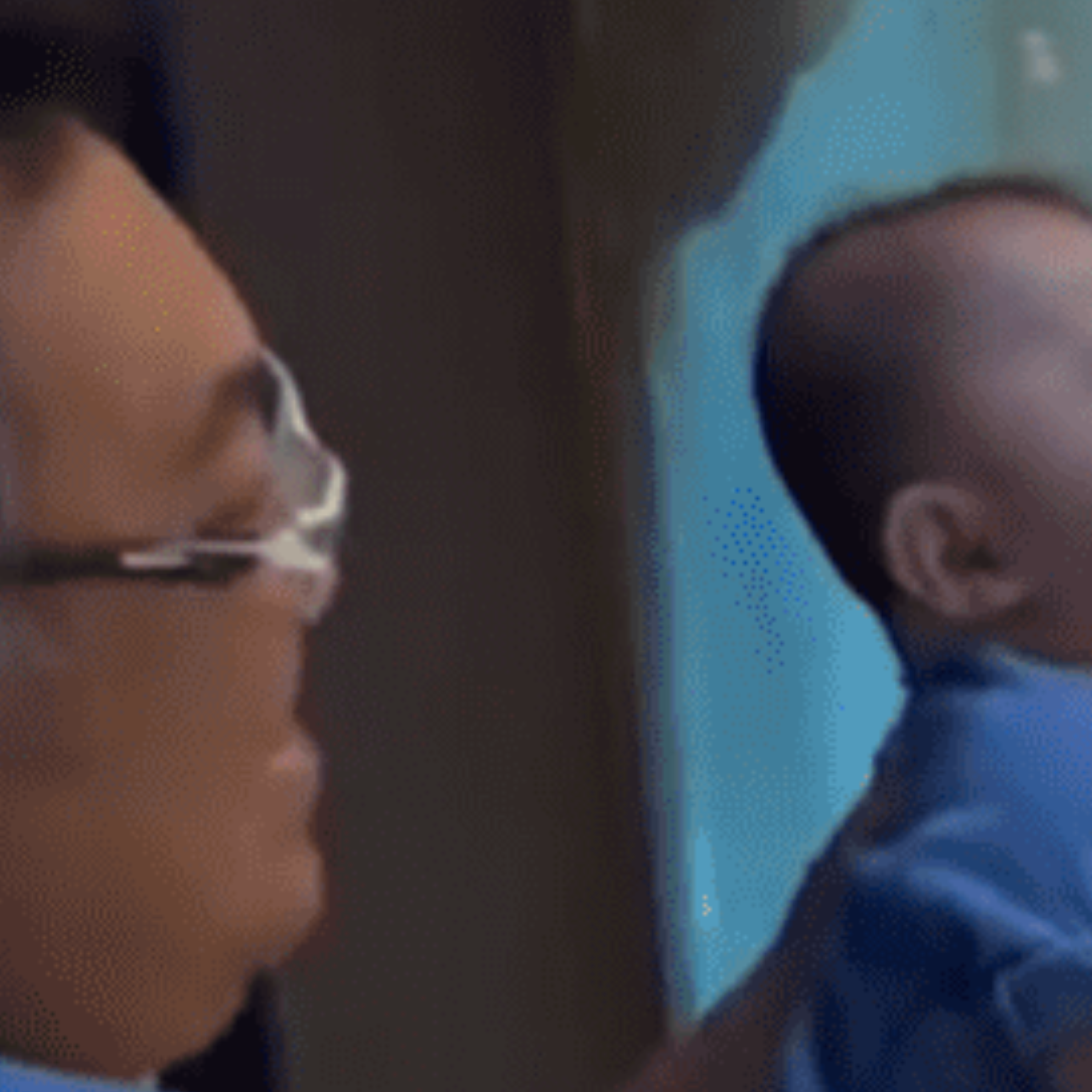 じいじに抱かれて魚を見る0歳孫。しかし次の瞬間…刺激が強すぎた衝撃展開に「可愛いwwww」「怖かったのかな笑」「優しいじいじ」　