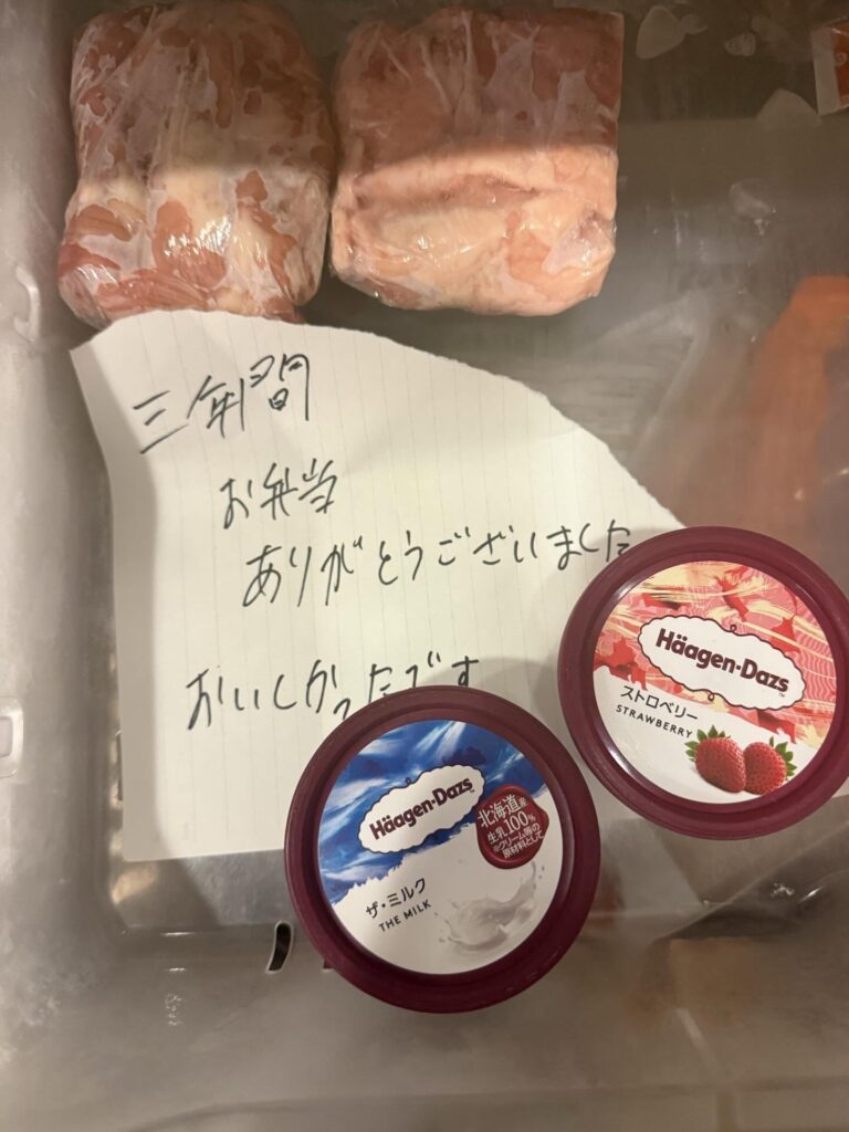 息子さんからママさんにあてたメモとアイスクリーム（＠kie.gohan1さんより提供）