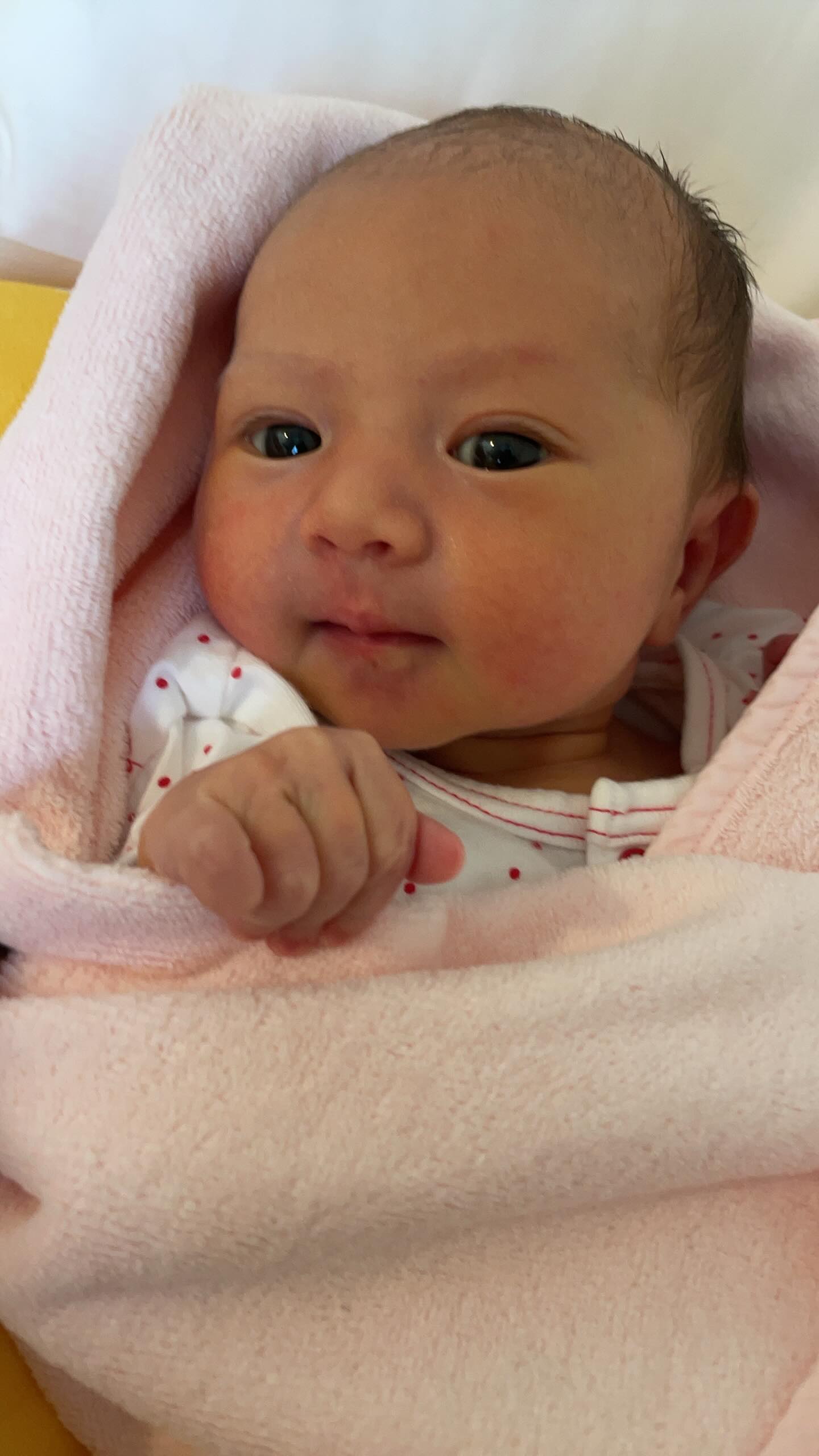 助産師もびっくりするほどの“ぱっちりおめめ”で生まれた赤ちゃん。その後の姿に「師匠と呼ばせてください」「まさに天使ちゃん」