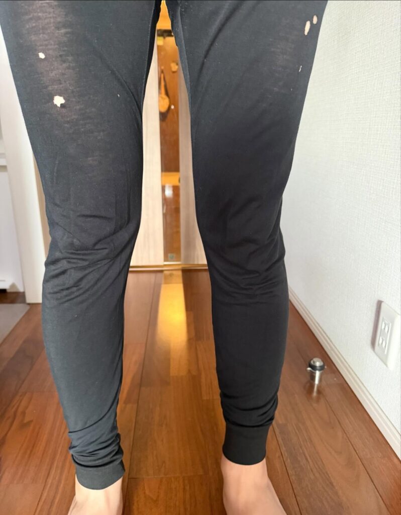 穴だらけになったタイツ（＠tabemono_dokushoさんより提供）