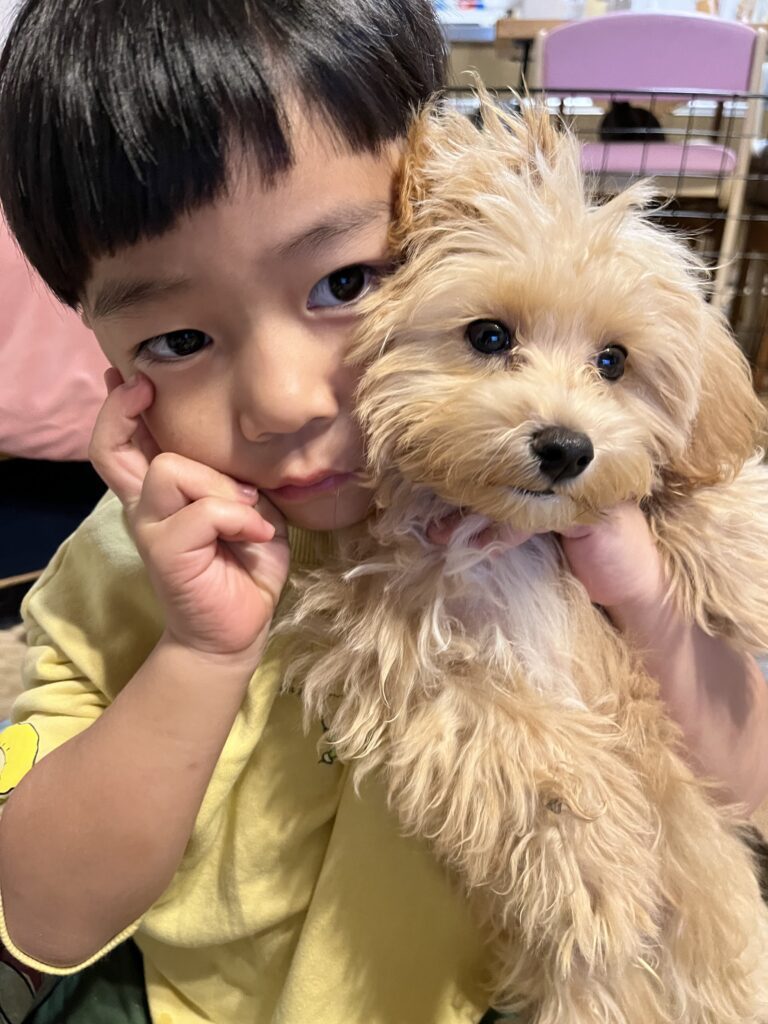 お子さんたちとテンくんの写真①（＠tenmama0619さんより提供）