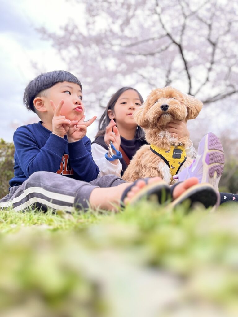 お子さんたちとテンくんの写真②（＠tenmama0619さんより提供）