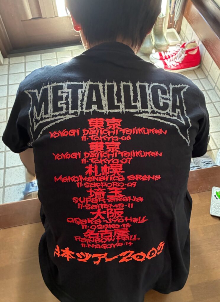 ママさんのTシャツを着て出かけようとしている長男くん①（＠star_y_nさんより提供）