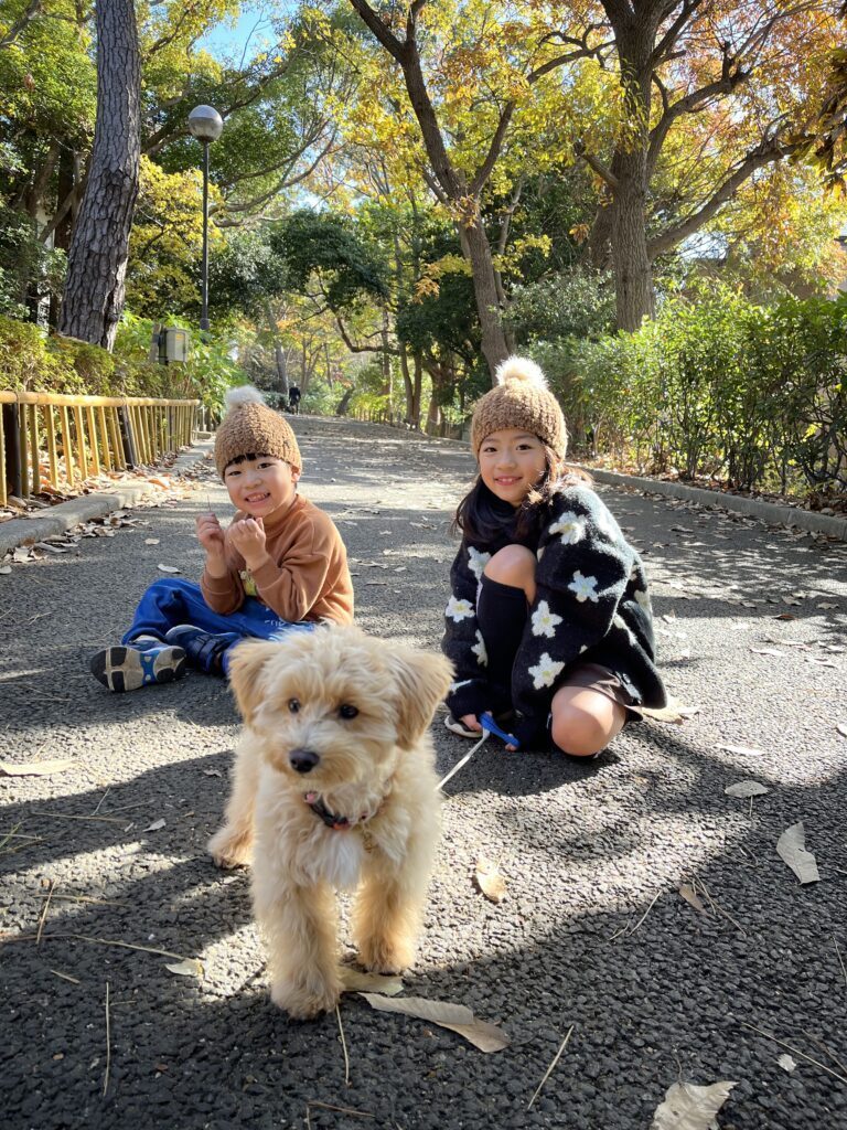 お子さんたちとテンくんの写真③（＠tenmama0619さんより提供）
