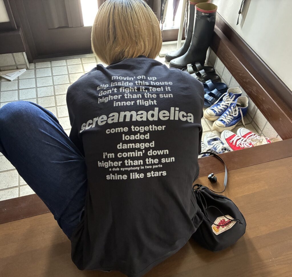 ママさんのTシャツを着て出かけようとしている長男くん②（＠star_y_nさんより提供）