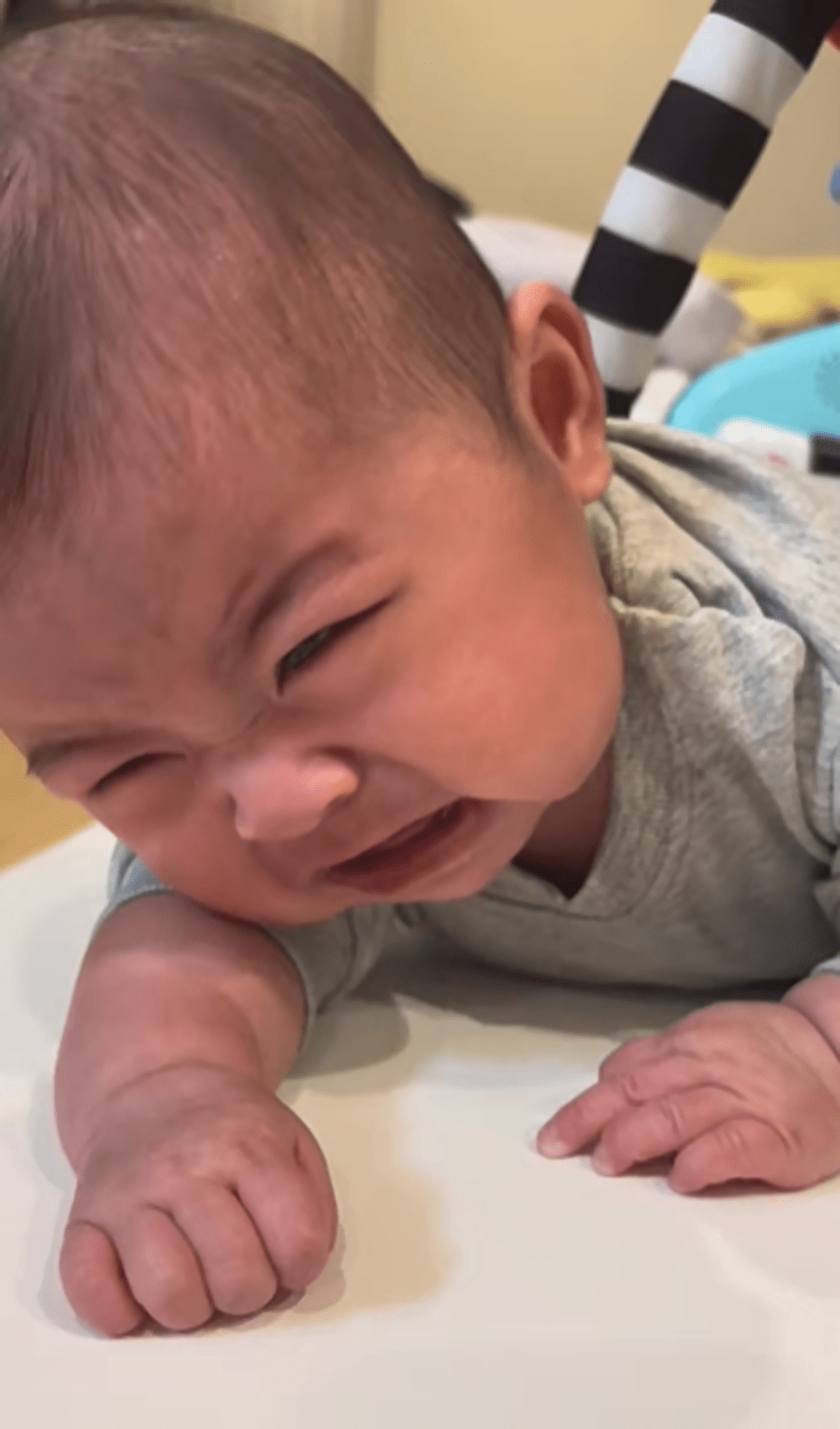 お腹もいっぱい、オムツも綺麗、眠くもないのに泣く赤ちゃんに違和感。しかし、ママの秘策に…「かわいい」「うちも同じです」