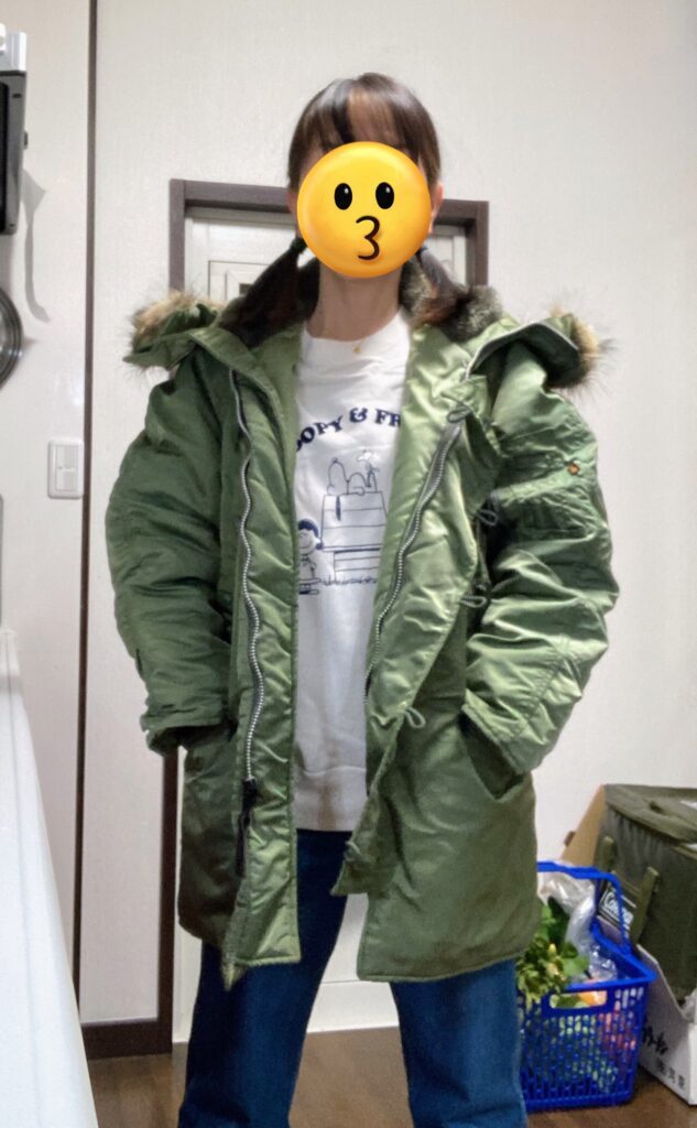 フライトジャケットを着たママさんの様子（＠star_y_nさんより提供）