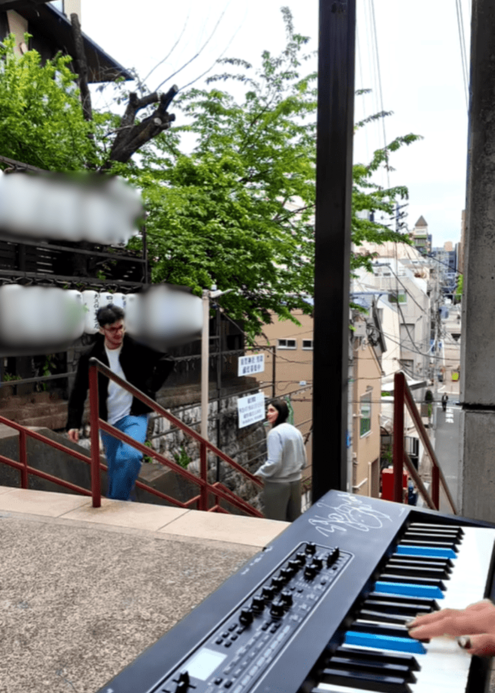 路上ライブでピアノを弾く男性。しかし次の瞬間→目の前の外国人カップルが取ったまさかの行動に『涙が出た』『映画みたい』の声