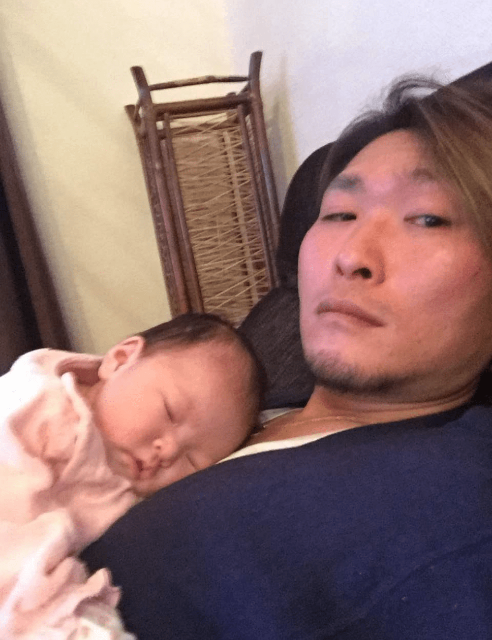パパの胸でスヤスヤ眠る生後11ヶ月の娘。10年後の姿に「何歳でもこう合ってほしい」「イケおじのパパ」「めっちゃ分かる」