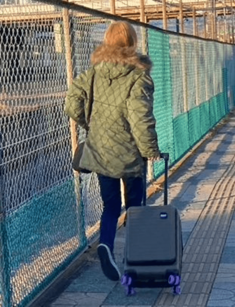 ママさんのフライトジャケットを着た長男くん（＠star_y_nさんより提供）