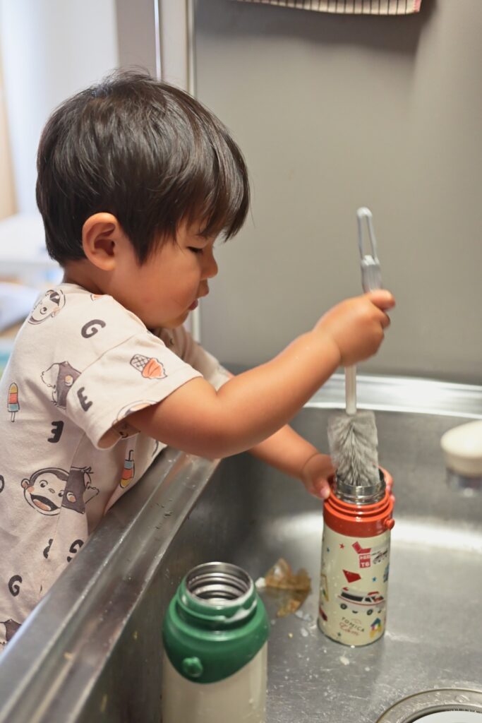 ブラシで妹さんの水筒をシャカシャカ（@hiroki_nokoさんより提供）