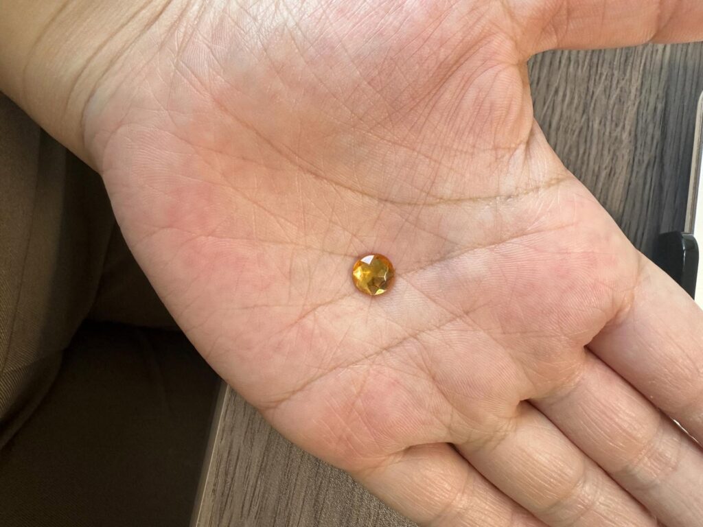 おでこに貼られていたシール（＠peneyan76さんより提供）