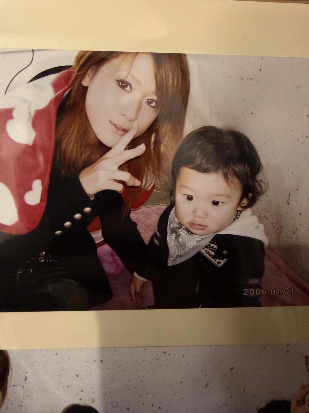 2005年頃に撮られた美人ママと息子の2ショット。しかし20年後→美人ママの現在の様子に迫る